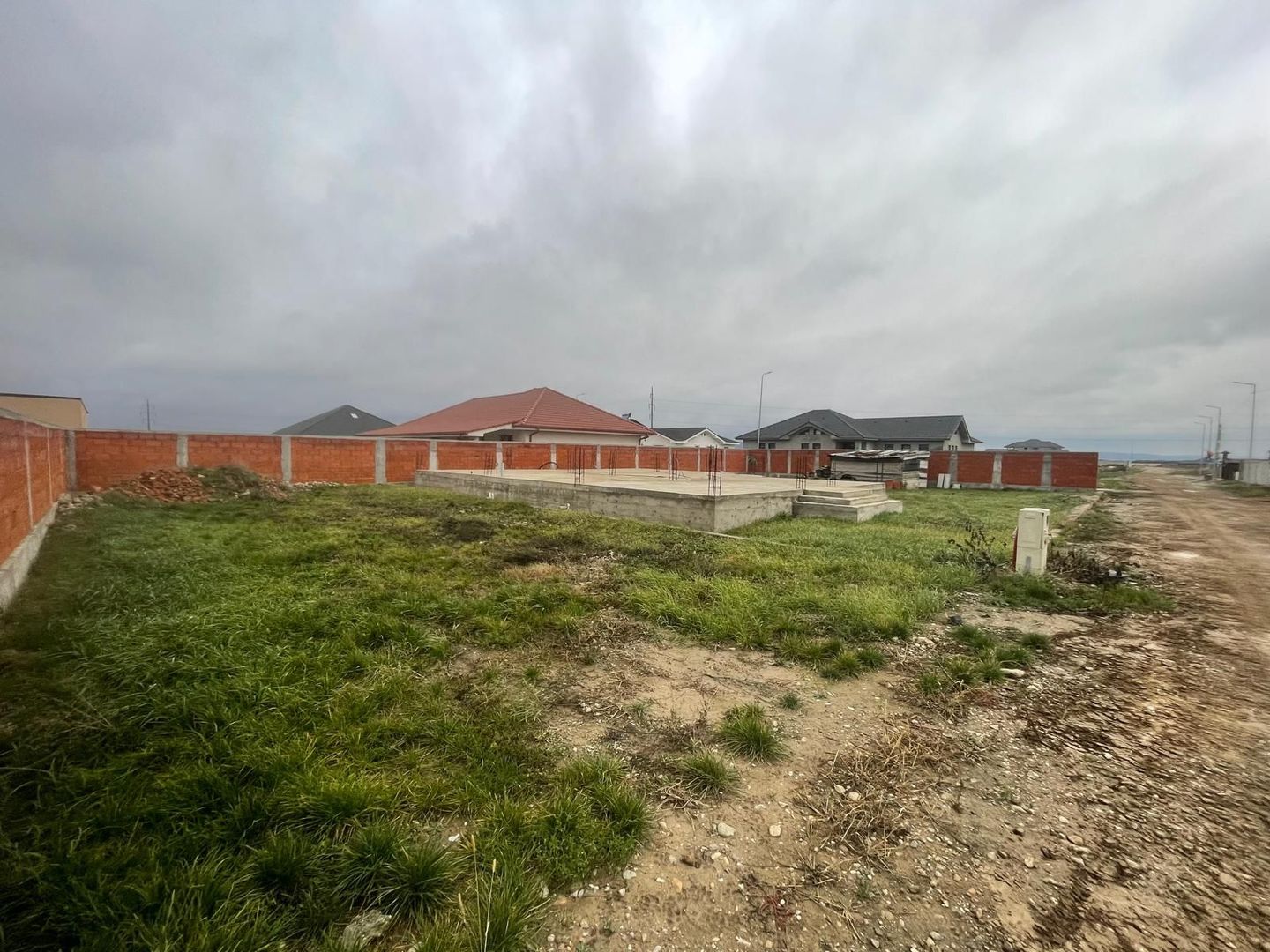 Teren intravilan, fundatie proiect casa, gard si utilitati-Zona Cheriu - Poză 4