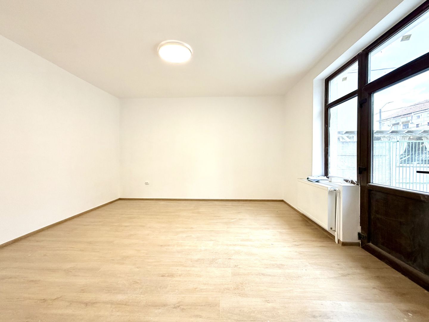 Spațiu comercial de închiriat – artera principală în nordul orașului. - Poză 4