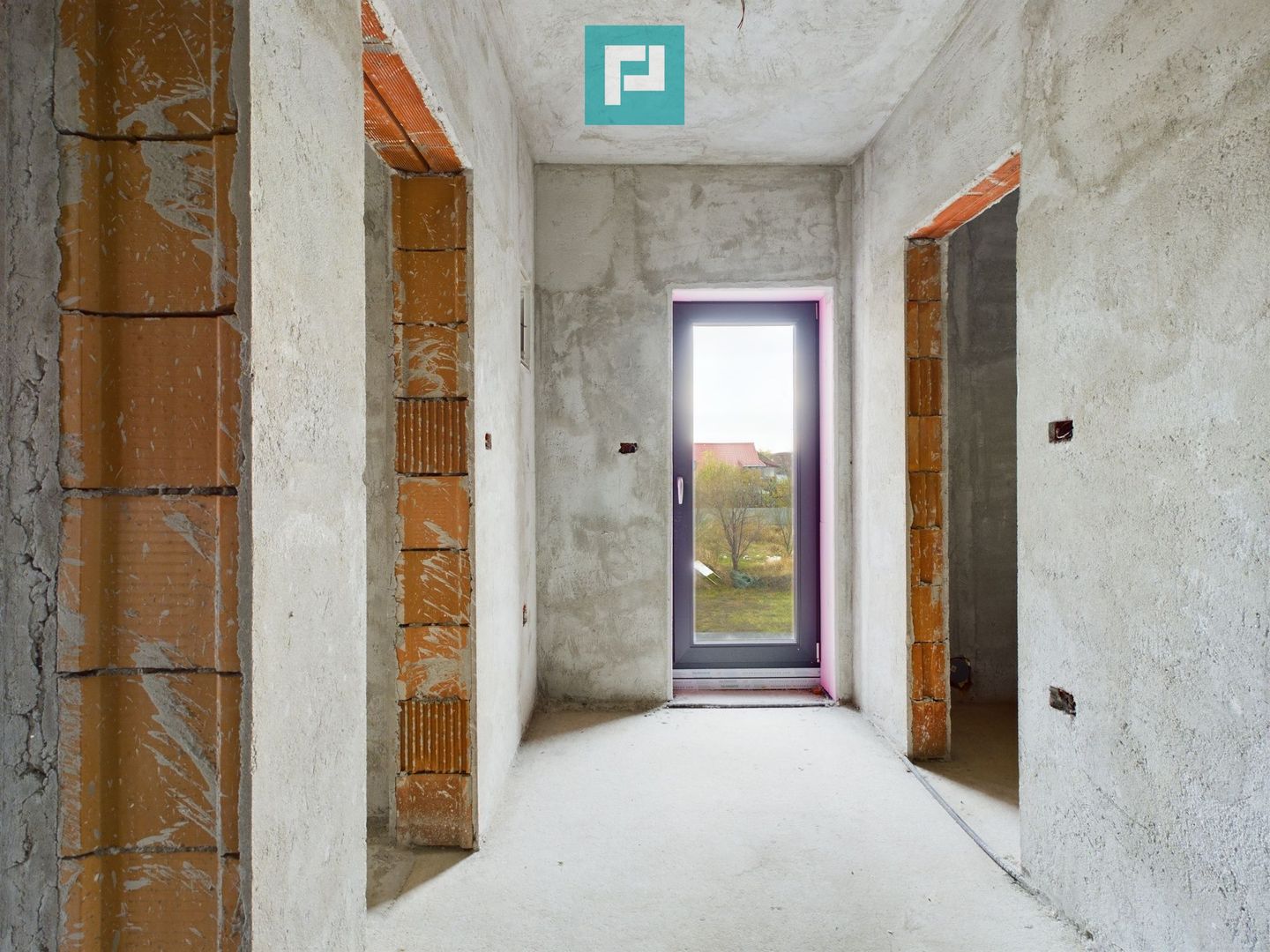 Vilă modernă pe 3 niveluri la gri în Poltura - Poză 18