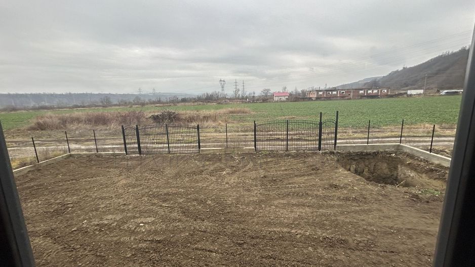 Casa la rosu de vanzare in Onesti - Poză 6