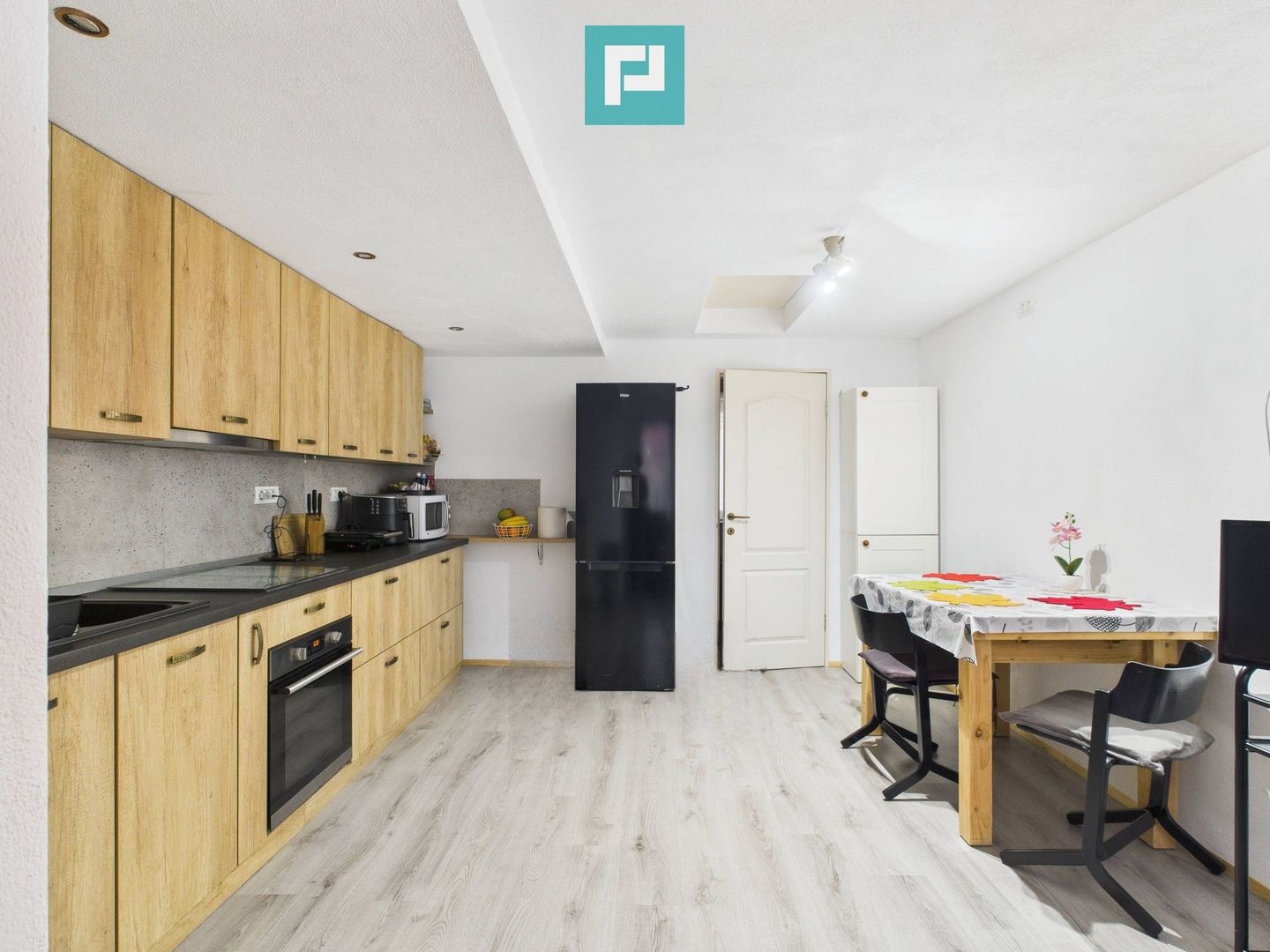 Casă complet renovată în Orțișoara. - Poză 11