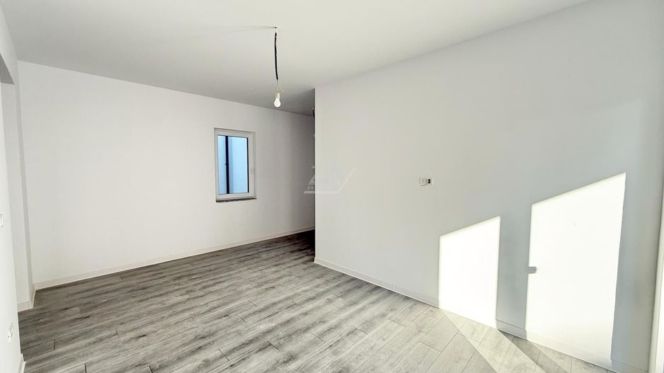 Disponibil imediat. Etaj 1. Bucatarie inchisa. Loc de parcare. Drum asfaltat. - Poză 2