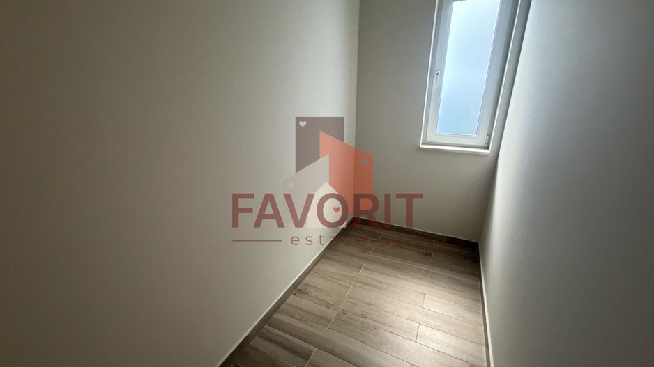 Bucatarie inchisa. Curte proprie. Cu 2 bai - Poză 10