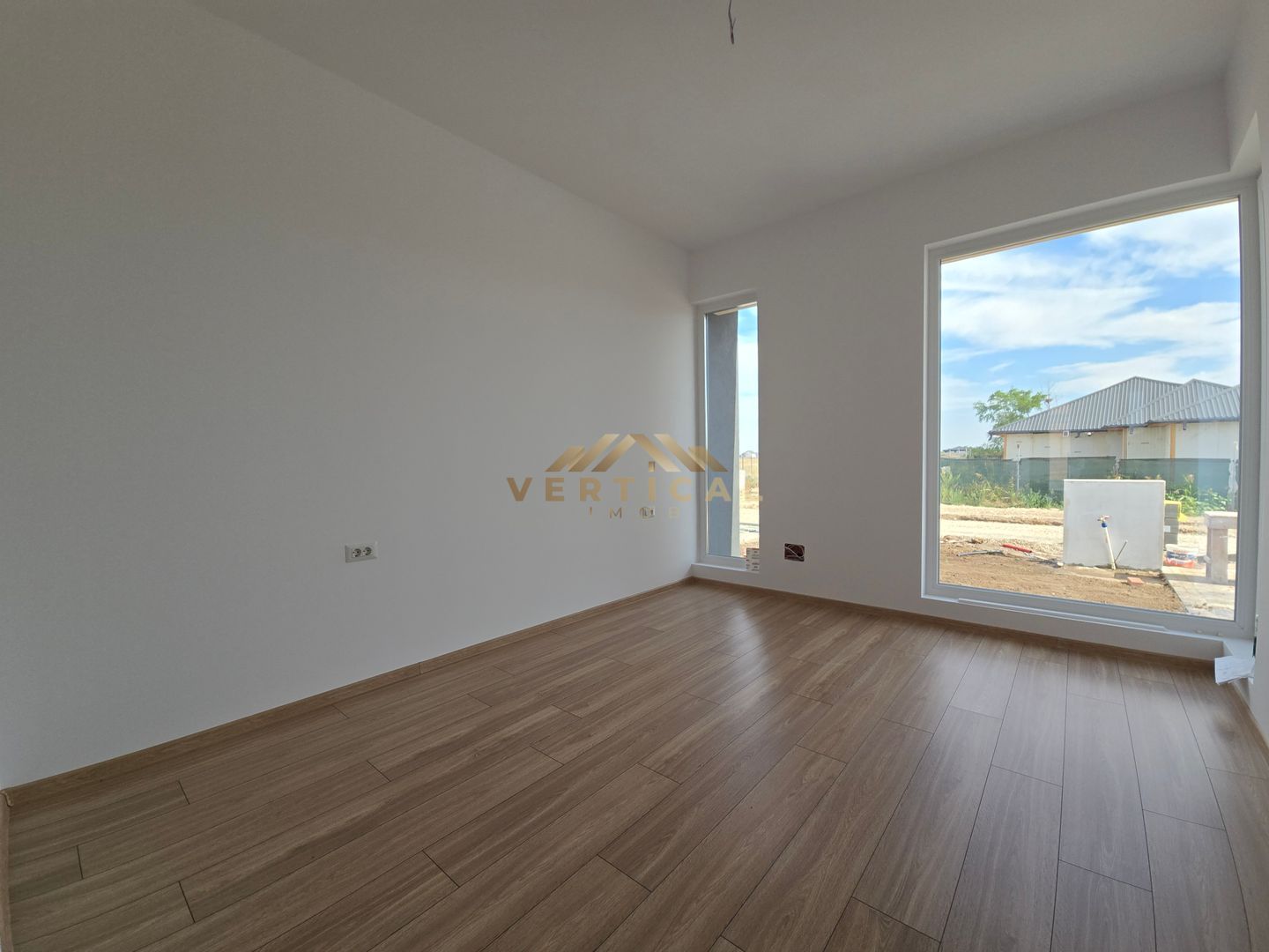 LOCUINTA MODERNA CU 2 DORMITOARE SI PARCARE - Poză 4