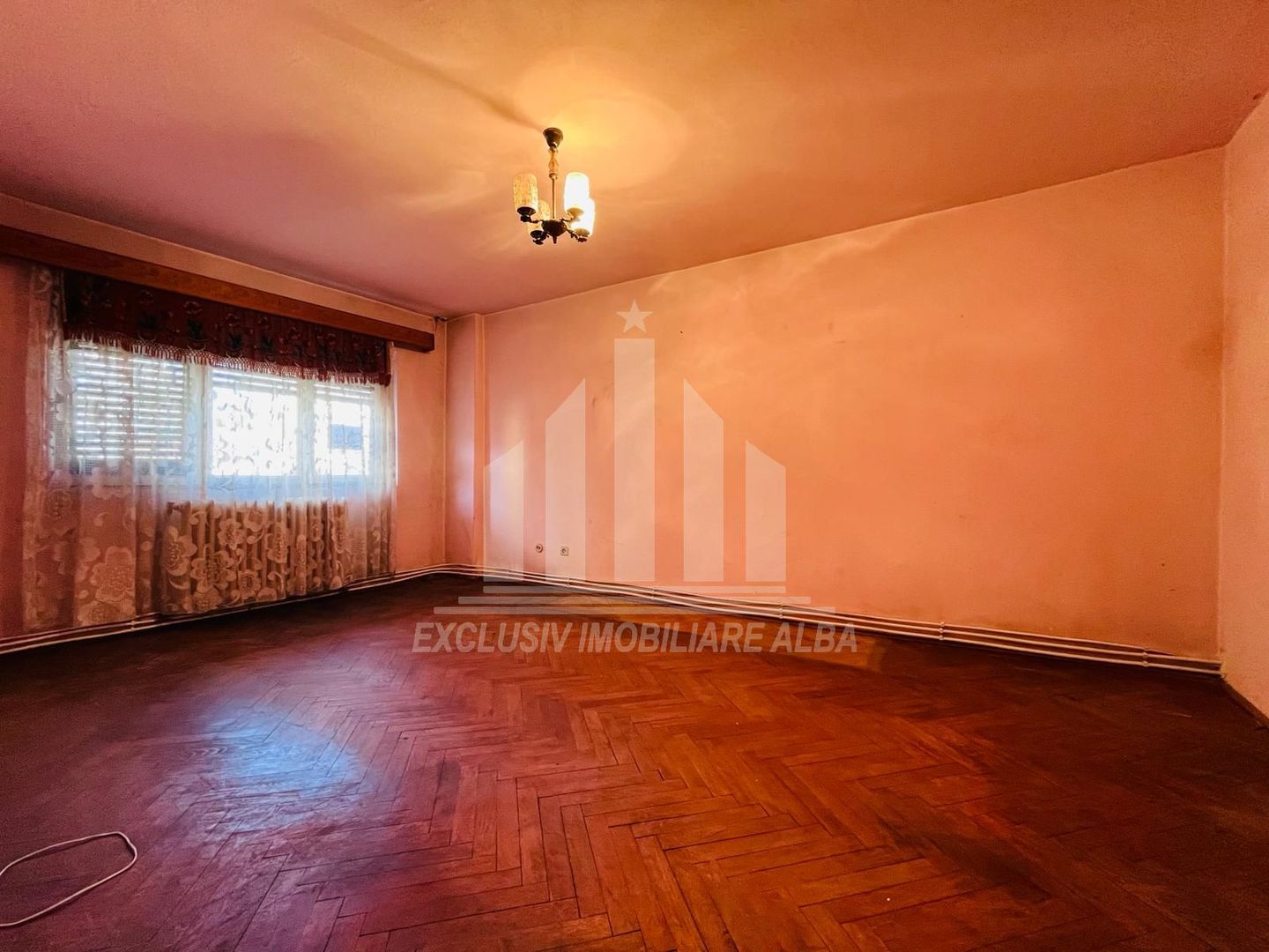 Apartament cu 4 camere decomandate, 2 bai, Cetate - Poză 2