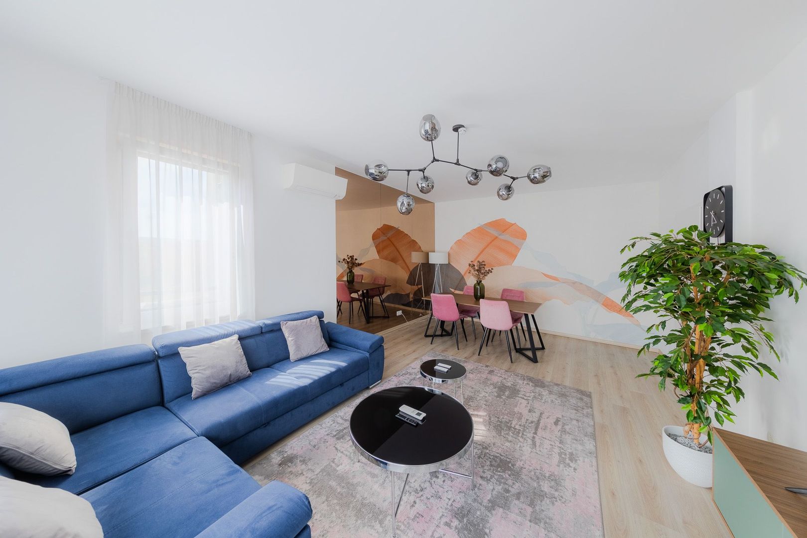 Apartament 3 camere, ultracentral, Oradea. 250 000 E + TVA. Comision 0 - Poză 1