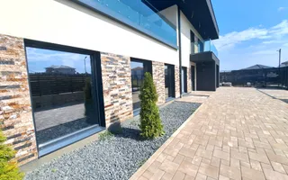 Casa cu piscina interioara si priveliste catre Cetatea Cisnadioarei - Poză 15