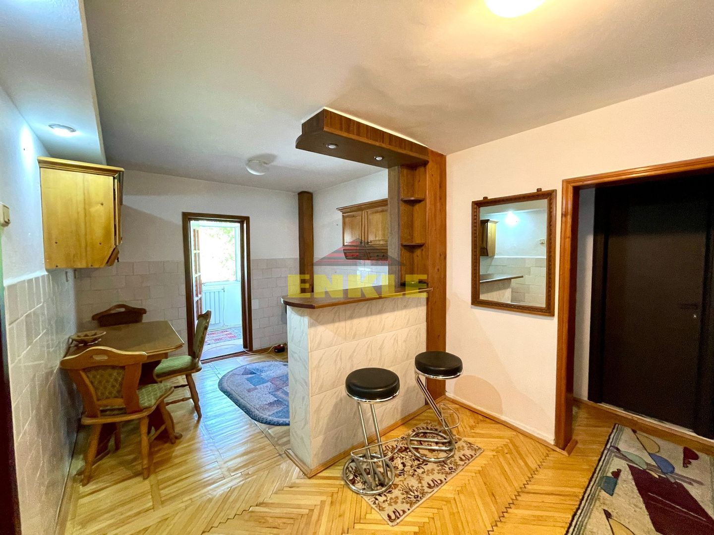 De vanzare apartament cu doua camere decomandat, zona Bazar - Poză 1