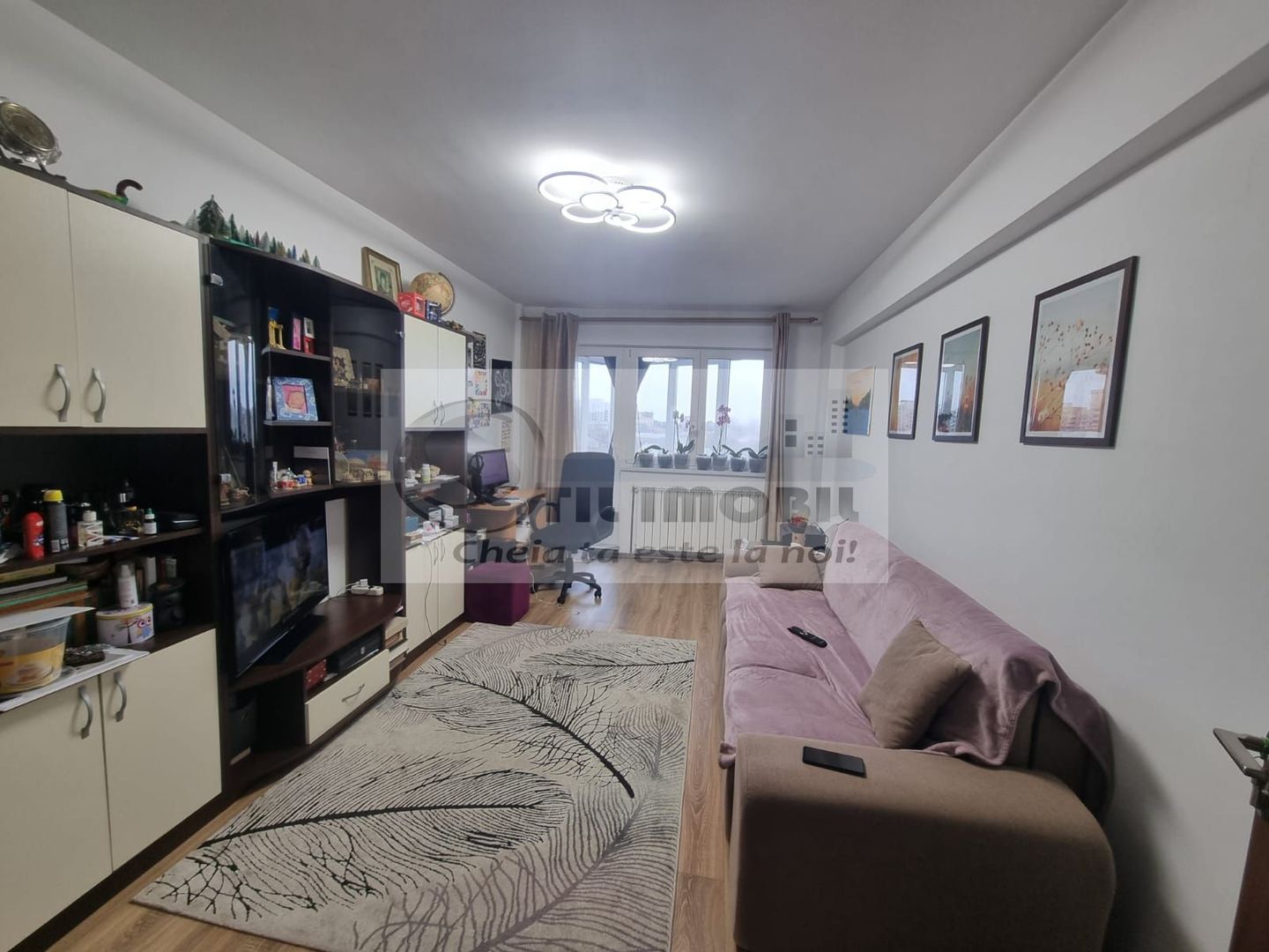 Apartament cu 3 camere decomandat, la etajul 6, in Piata Unirii ! - Poză 1