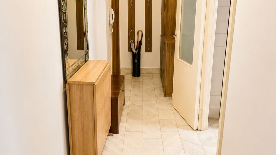 Etaj intermediar | 3 camere | 66 mp + balcon | Zona Spitalul Județean - Poză 1