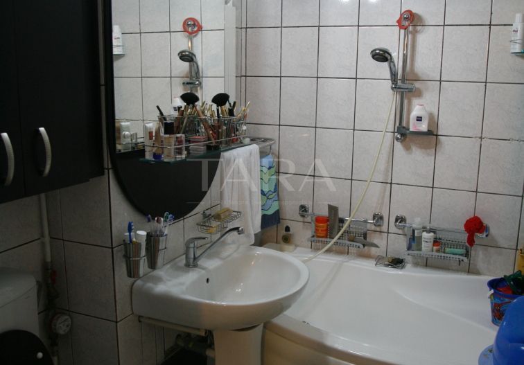Apartament cu 4 camere, 82 mp, 2 băi și 2 balcoane, zona Câmpului. - Poză 12