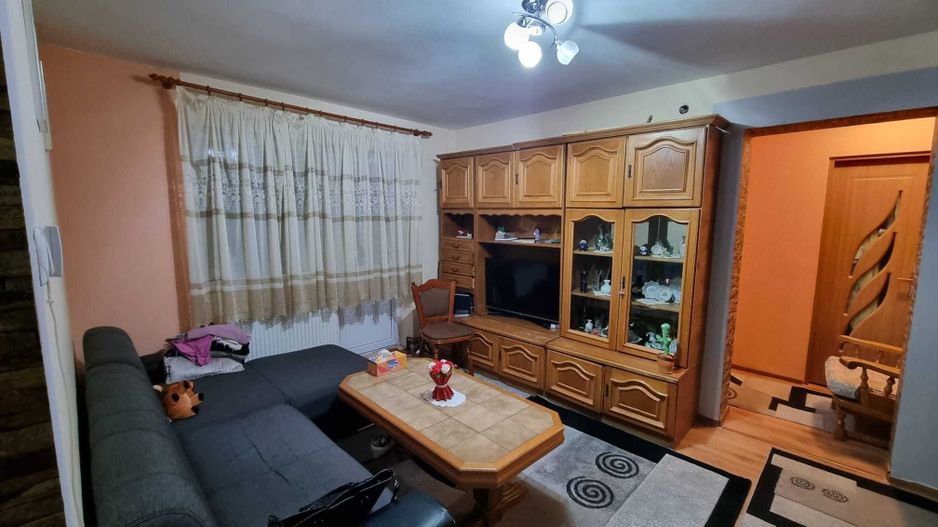 apartament de vanzare 3 camere izolat mobilat - Poză 1