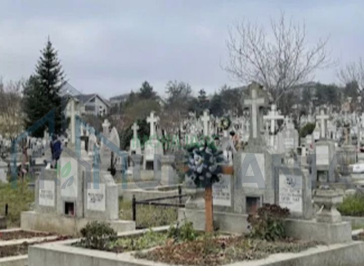 # De vanzare loc de veci Sf treime Păcurari loc bine poziționat. - Poză 1