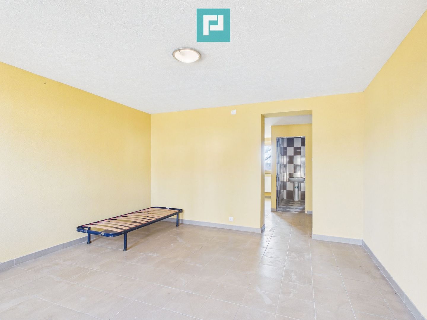 Casă cu 8 camere pentru investiții în Maciova CS - Poză 5