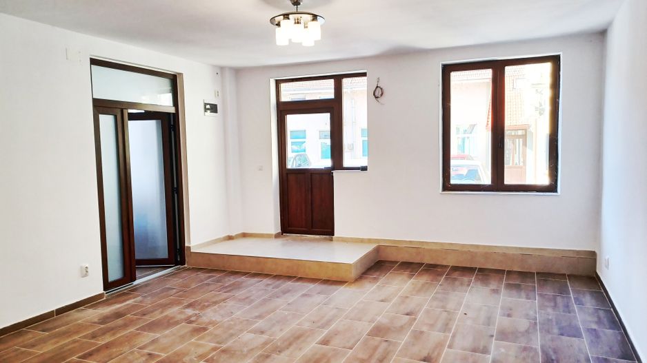 Birou, ultracentral, Oradea, 70 mp, parcare. 155 000 E. Comision 0 - Poză 1