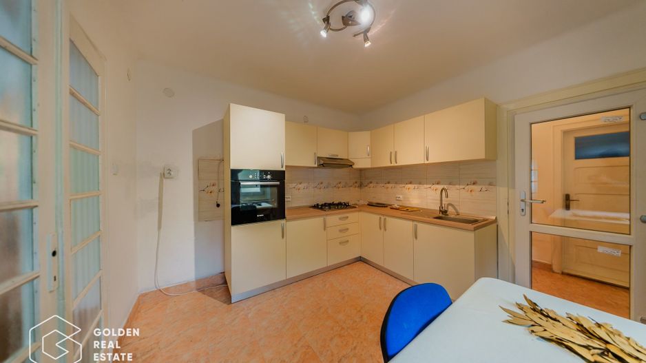 Vila superba, P+E,  Cuvin, 9 camere, 200 mp si teren 1300 mp plus anexa 3 camere - Poză 3