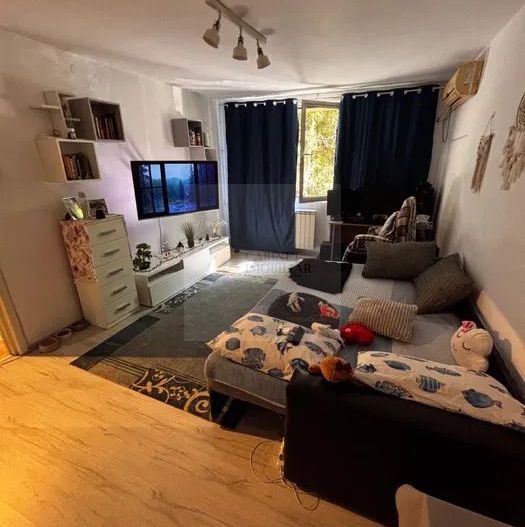 2 Cam ~ Etaj 1 ~ 51mp ~ Decomandat ~ metrou Raul Doamnei - Poză 3