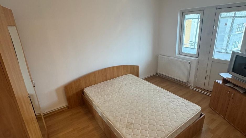 Apartament 3 camere de vânzare – Tineretului, zona Biserică - Poză 1