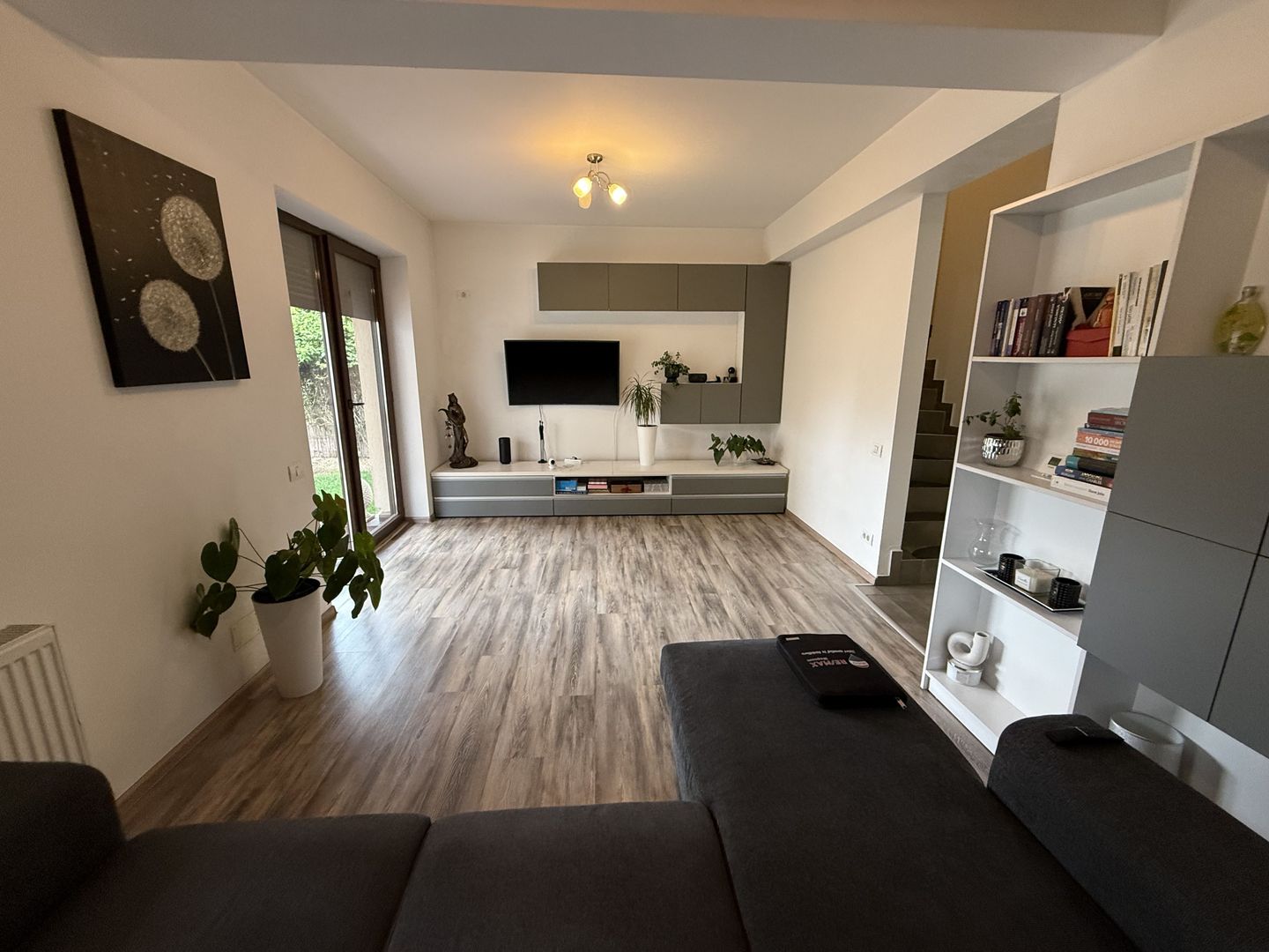 Casă înșiruită complet mobilată + curte+ 2 parcari în complex inchis! - Poză 3