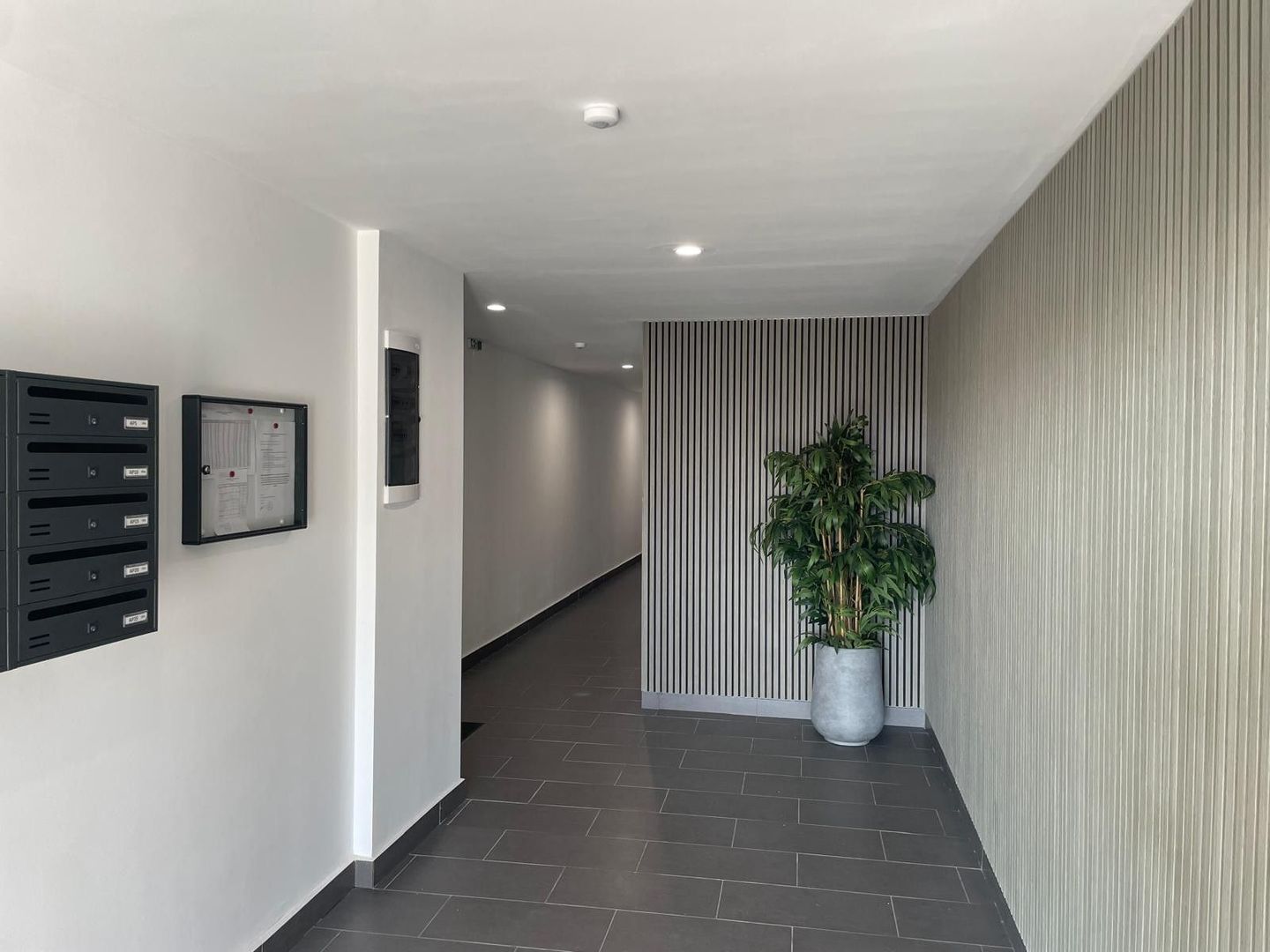 Apartament prima închiriere, bloc nou Buftea, la 25 de minute de Gara de Nord - Poză 2