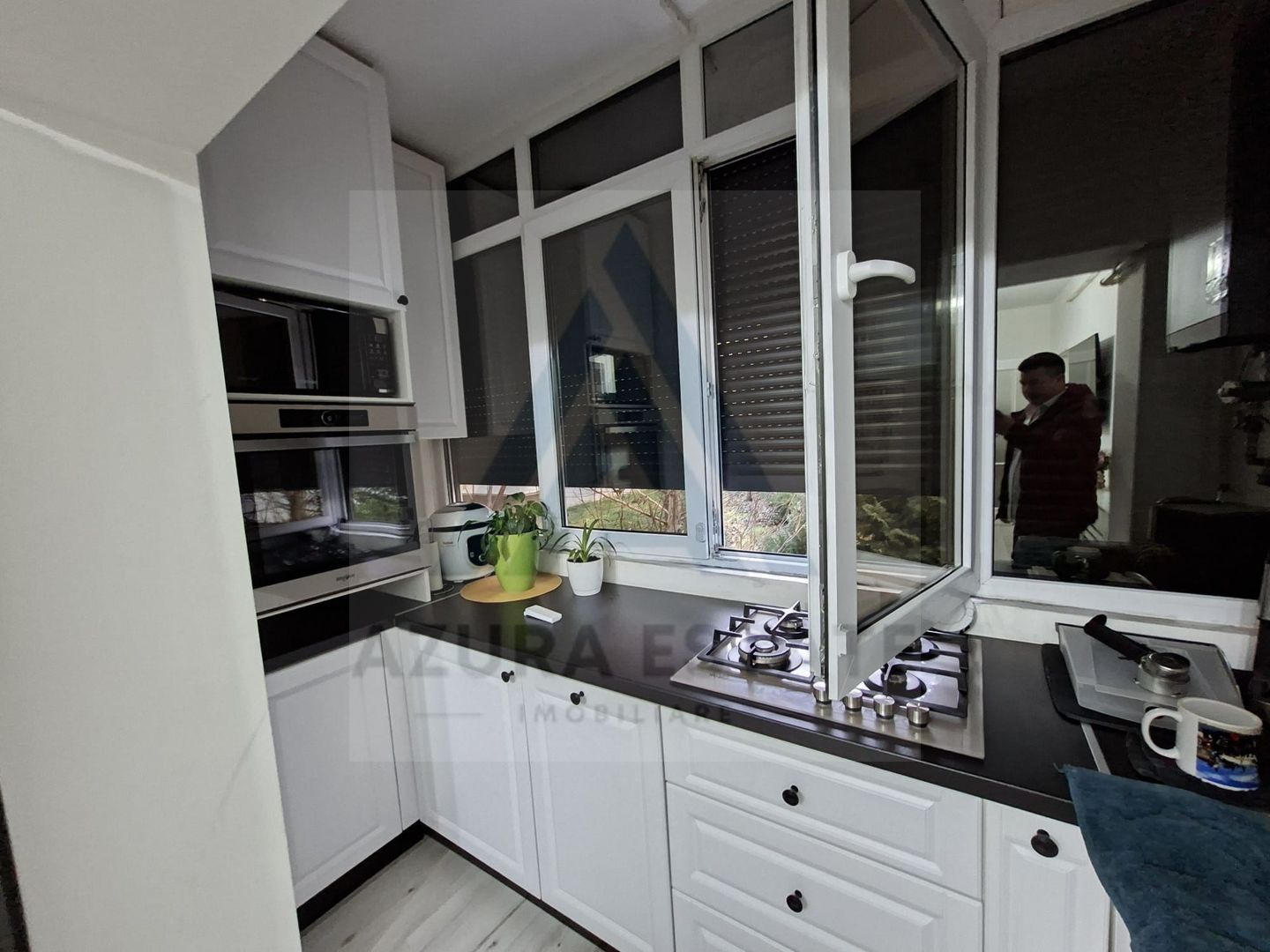 Apartament modern recent renovat 3 camere si parcare privata in Strand - Poză 9