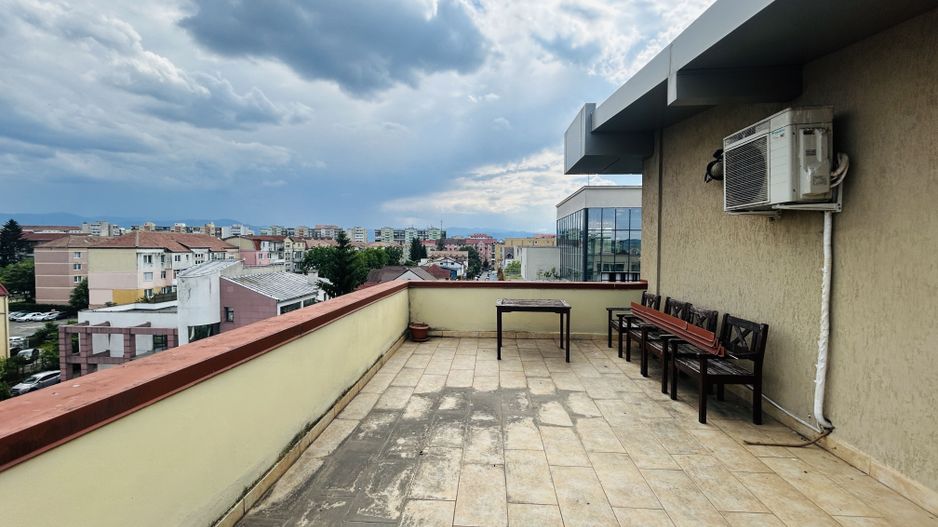 Penthouse de inchiriat, zona buna, terasa mare, mobilat si utilat - Poză 2