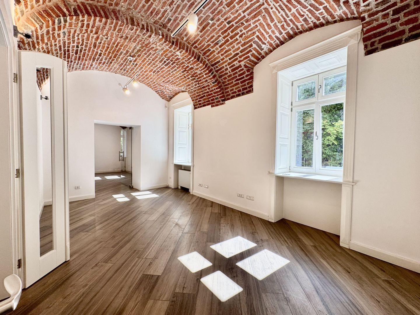 Spatiu birou in cladire istorica restaurata - Poză 13