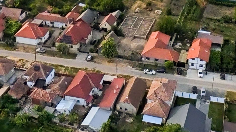 Casă P+M cu grădină generoasă în Ineu - Poză 10