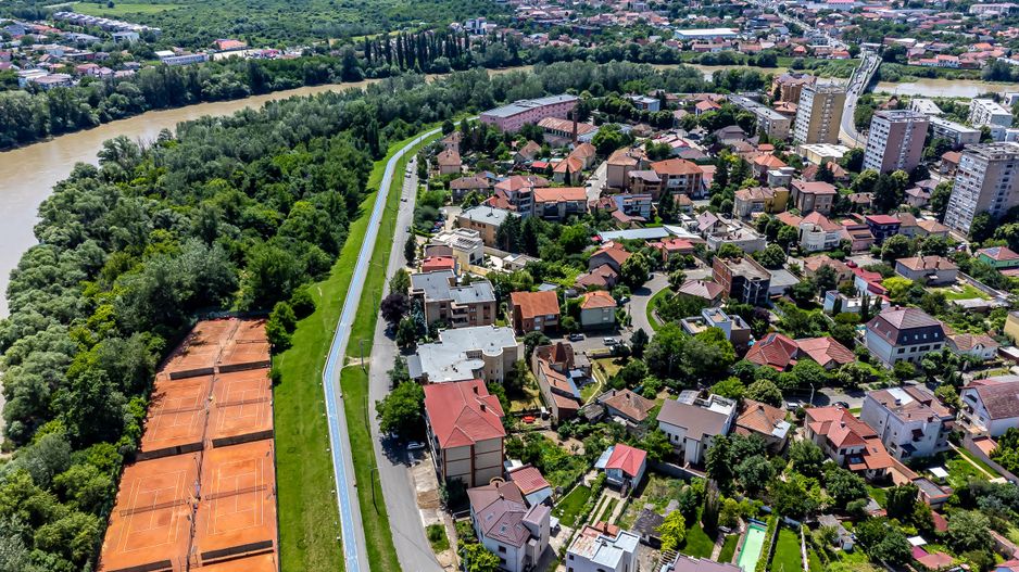 Proprietate cu teren generos în cea mai râvnită zonă a Aradului - Poză 8