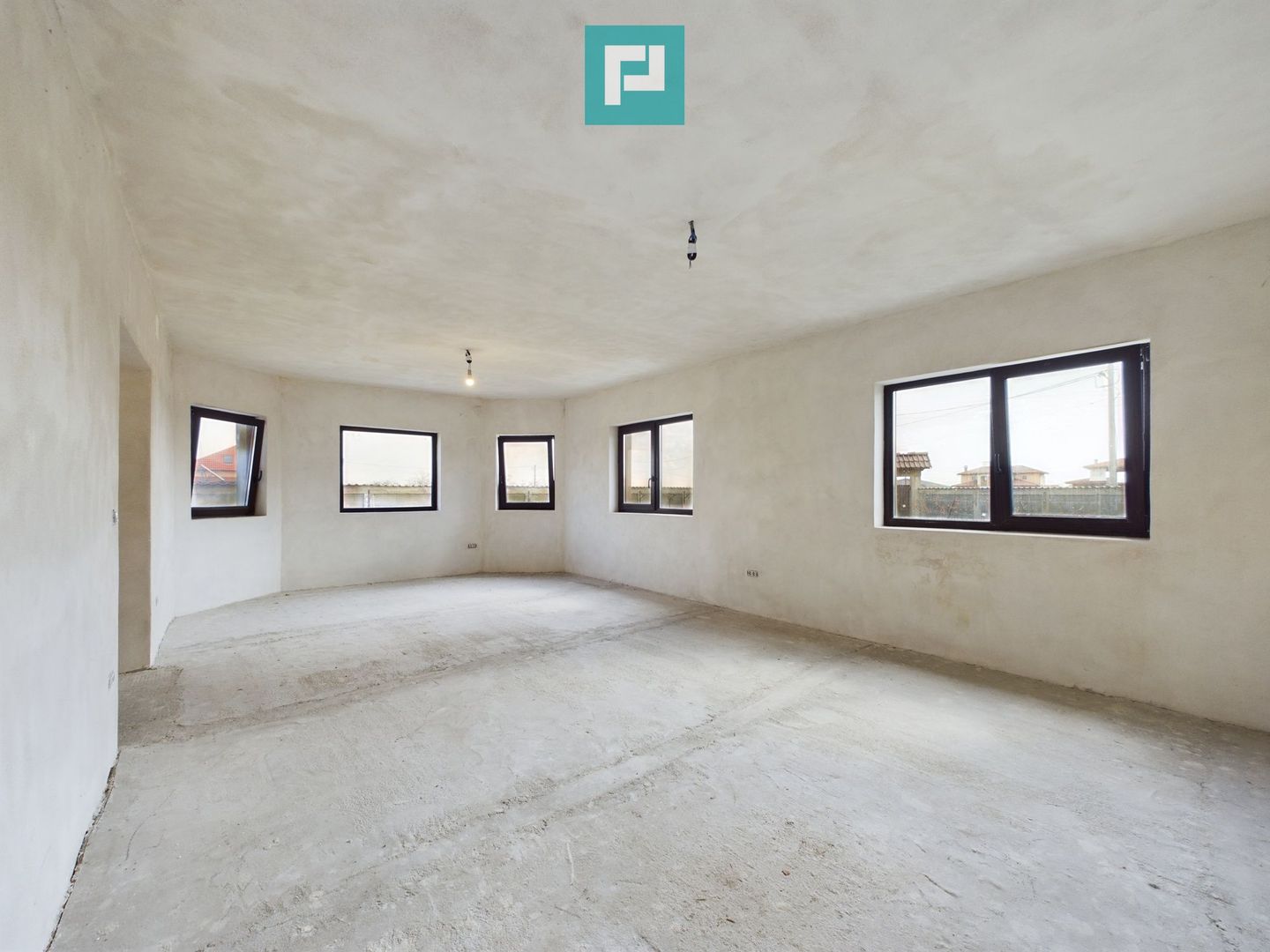 Casă la gri în Livada - Poză 4