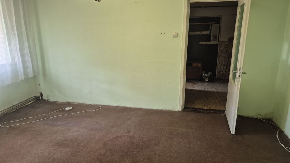 Vand apartament 2 camere zona Trandafiru - Poză 1