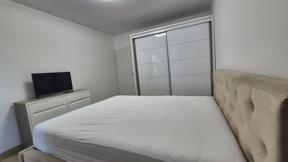 Zona Coresi, str. 13 Decembrie, apartament spațios, bloc nou, loc parcare - Poză 16