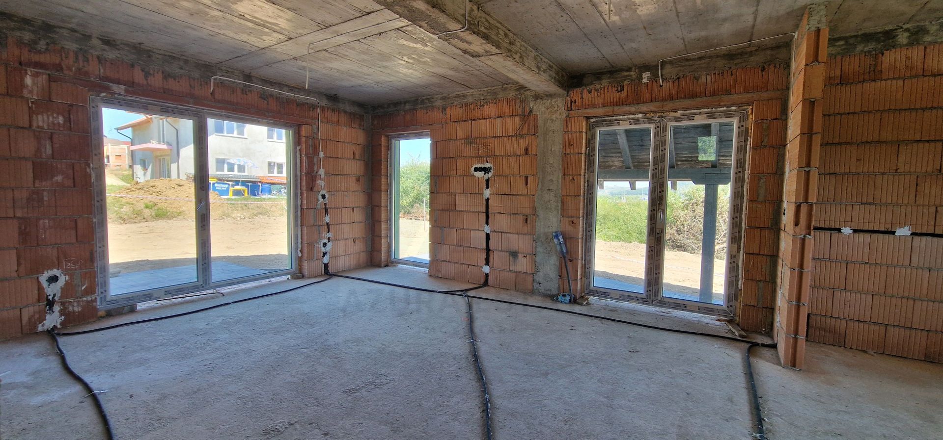 Casa individuala 5 camere teren 504 mp interior alb carport Selimbar - Poză 6
