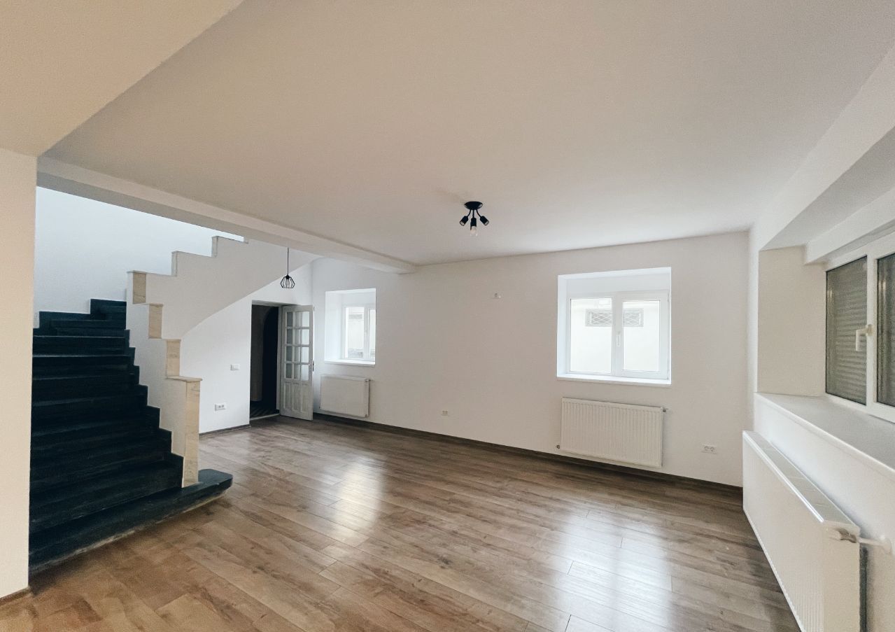 Vila cu terasa si curte de inchiriat (ideal firma), Parcul Carol - Unirii - Poză 1