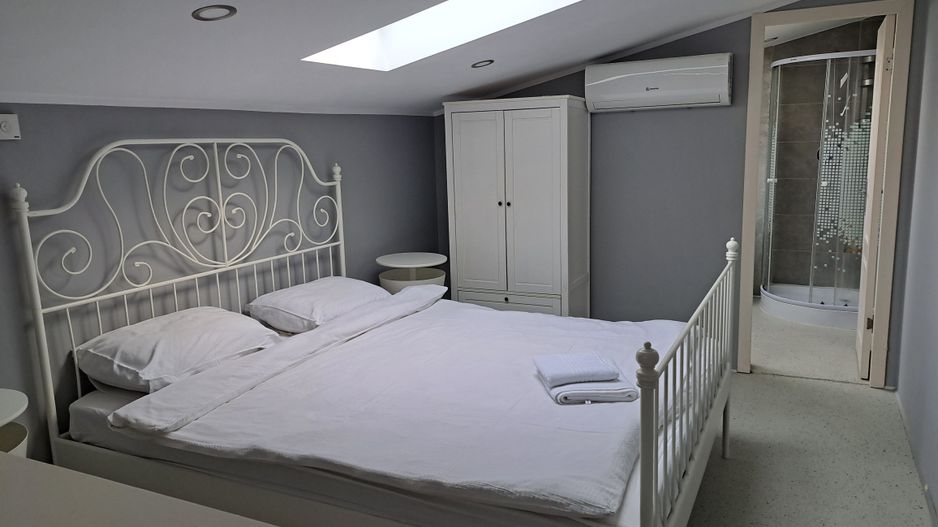 Studio cochet de închiriat în mansardă, inima orașului! - Poză 2