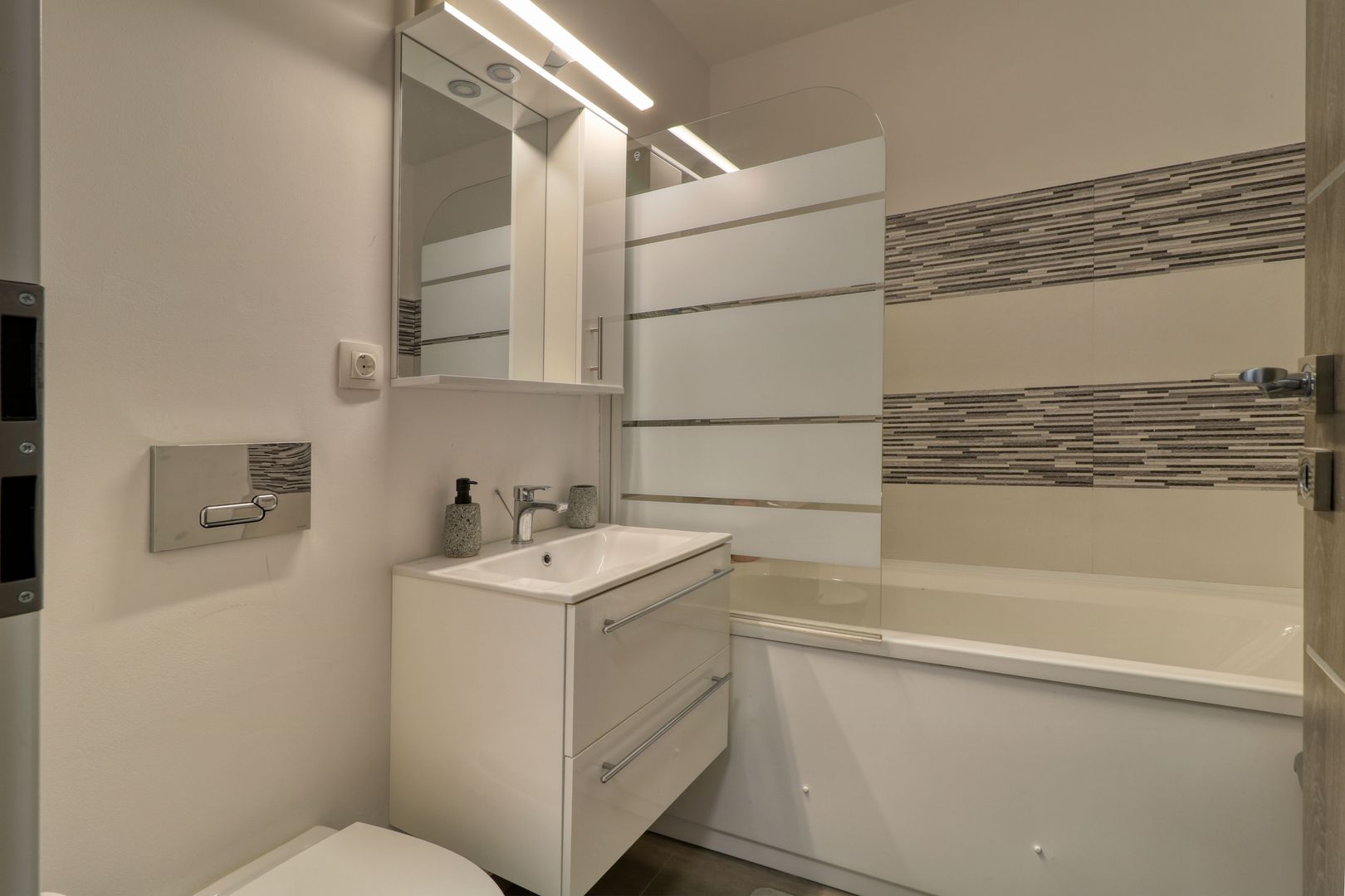 Victoriei- Banu Manta- 3 camere, renovat integral, 0% Comision - Poză 14