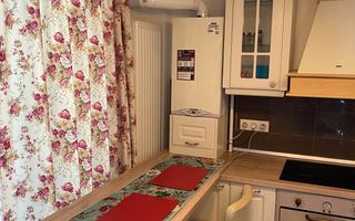 3 camere intr-o cladire cu arhitectura deosebita - Poză 2