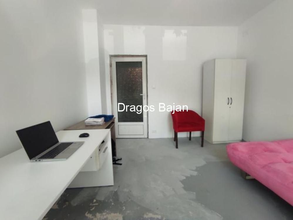 4 camere // bloc renovat // etajul 1 - Poză 2