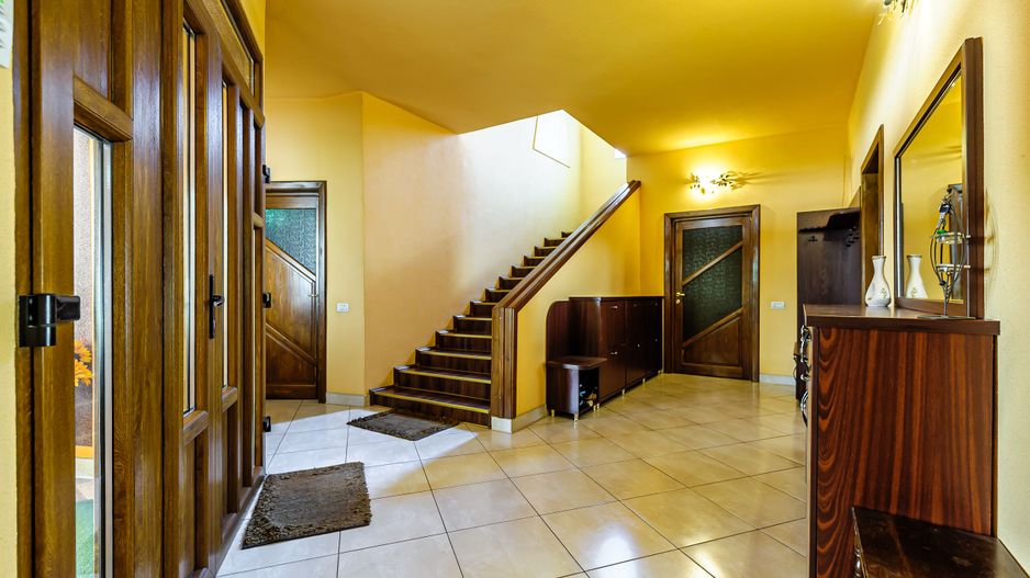 Casă superbă cu 6 camere, gradină și terasă, în centrul Aradului. - Poză 4