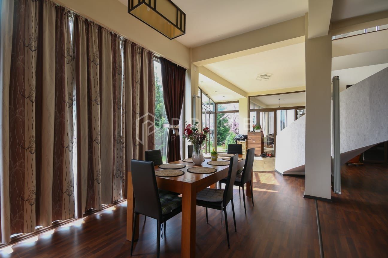 Vilă cu design și dotări deosebite de vânzare - Poză 4