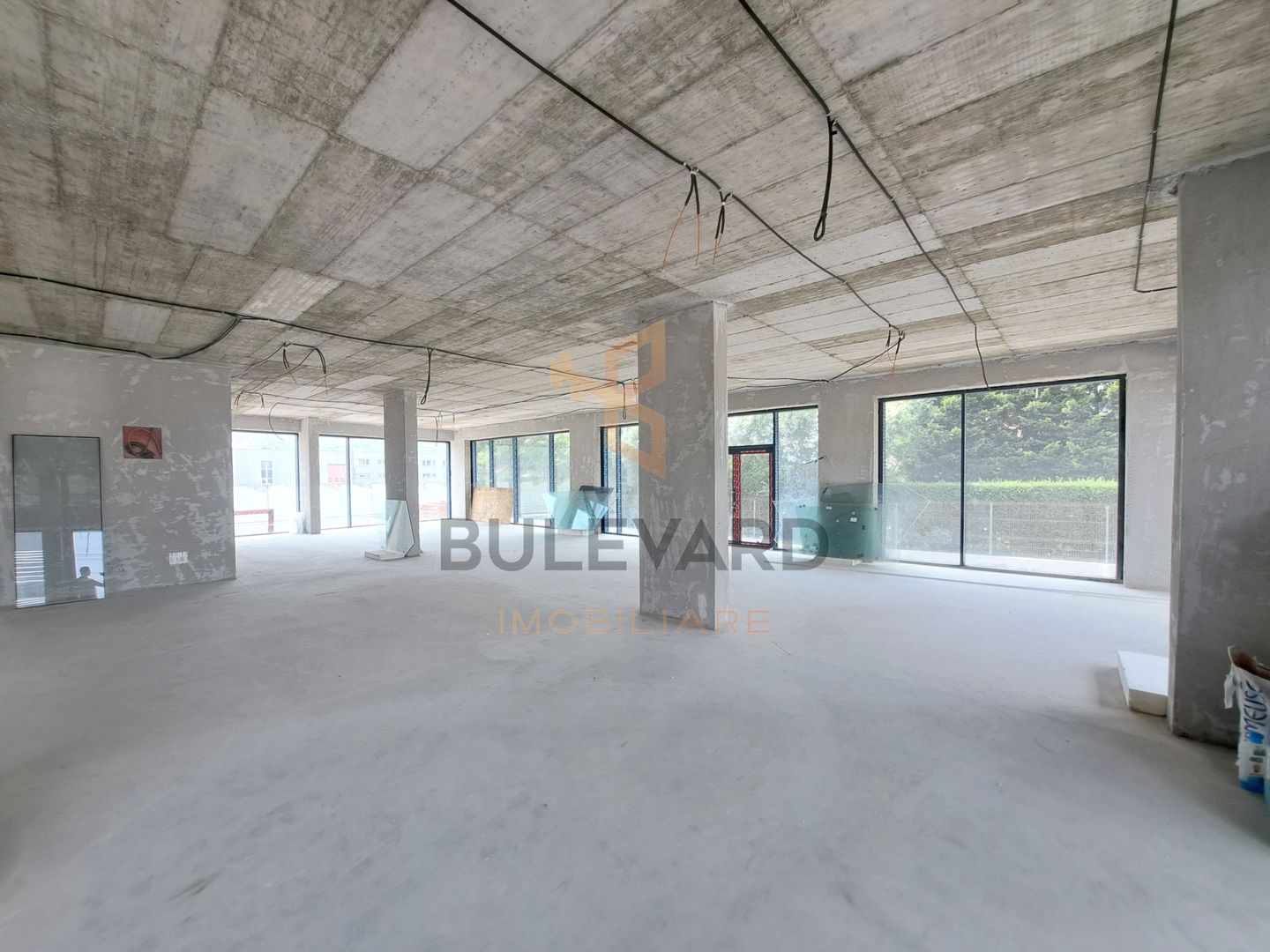 Cladire comerciala situata la drum intens circulat, 1365 mp utili + 20 parcari - Poză 11