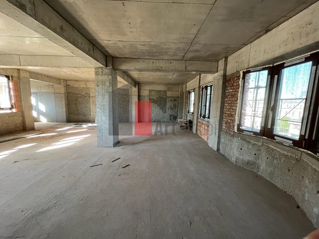 Spatiul "EDIFICI" , stradal, trafic pietonal si auto intens, 2 intrari - Poză 3