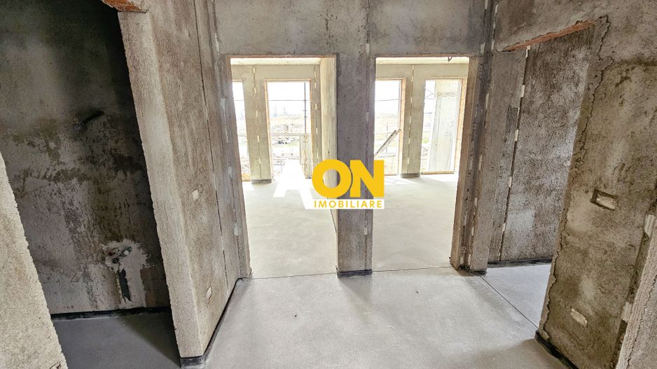 Apartament cu 3 camere, 2 bai, curte proprie, parcare si boxa 40 mp - Poză 6