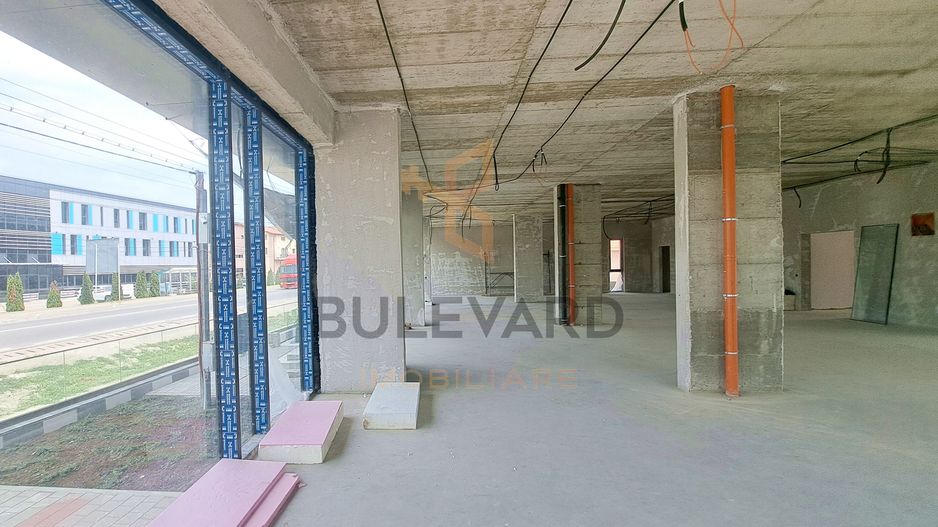 Cladire comerciala situata la drum intens circulat, 1365 mp utili + 20 parcari - Poză 17