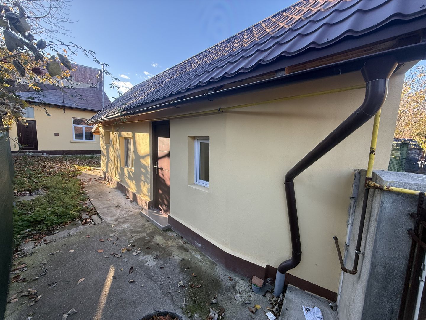 2 corpuri de Casă renovate + teren 125 mp Campina - Poză 6