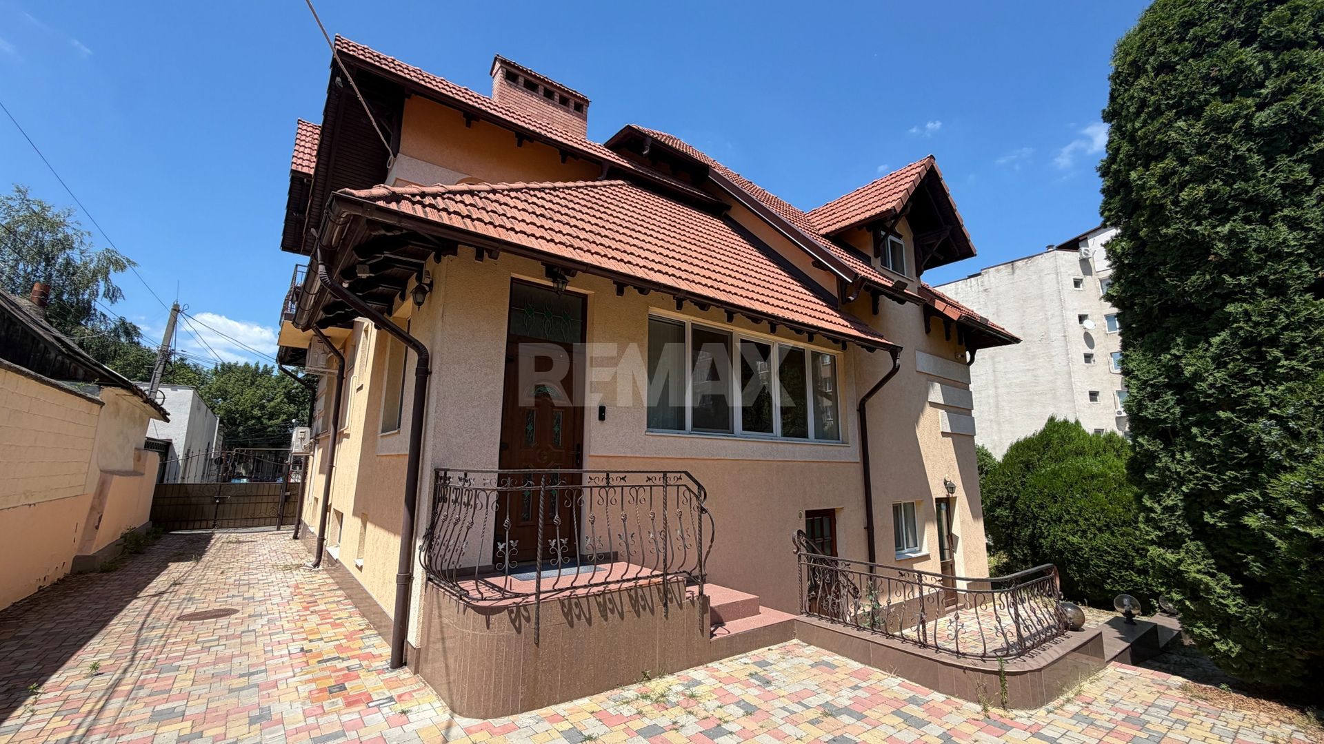 Se oferă spre închiriere casă în centrul Chișinăului pentru birouri și consulate. - Poză 1