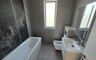 VILĂ MODERNĂ DE VÂNZARE –  POMPA DE CALDURA , PANOURI FOTOVOLTAICE - Poză 11