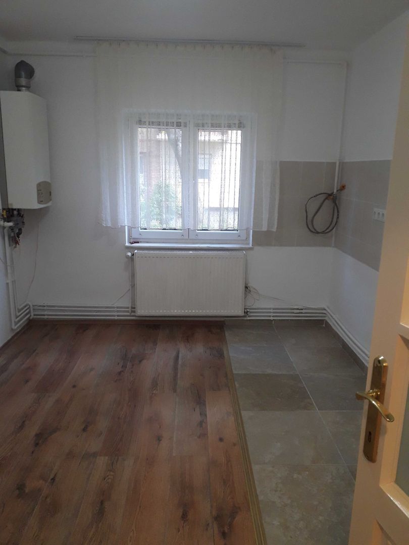 Vând apartament 3 camere , micro 17, destinație spțiu comercial - Poză 1