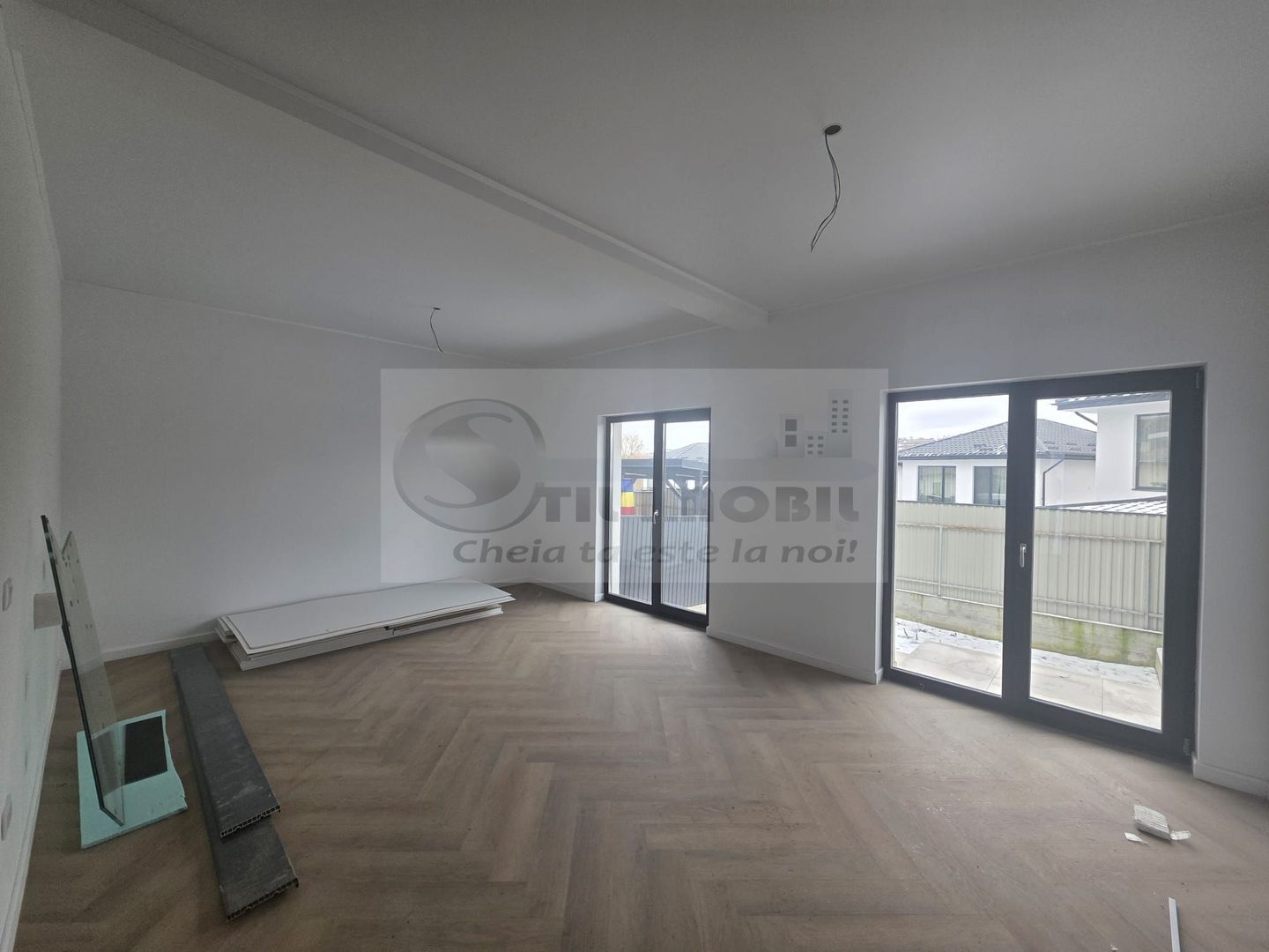 Apartament 4 camere dispus pe 2 niveluri - Poză 1