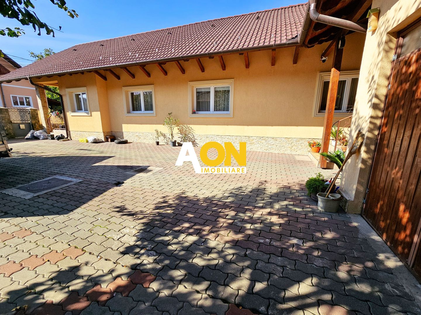 Casa renovata, 4 camere, 2 terase, mobilata, utilata, 568 mp teren - Poză 2